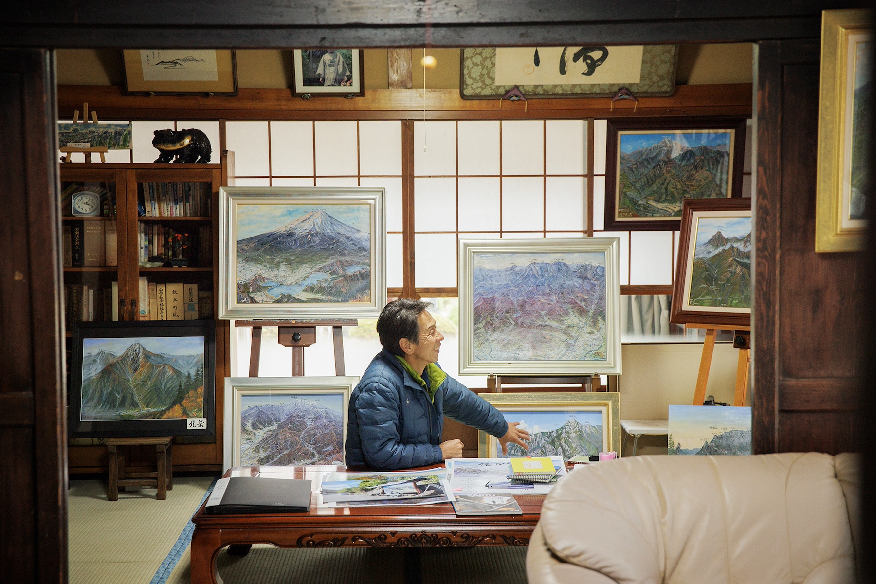 個展から帰ってきたばかりの作品が温井さんの自宅の居間に並んでいる。