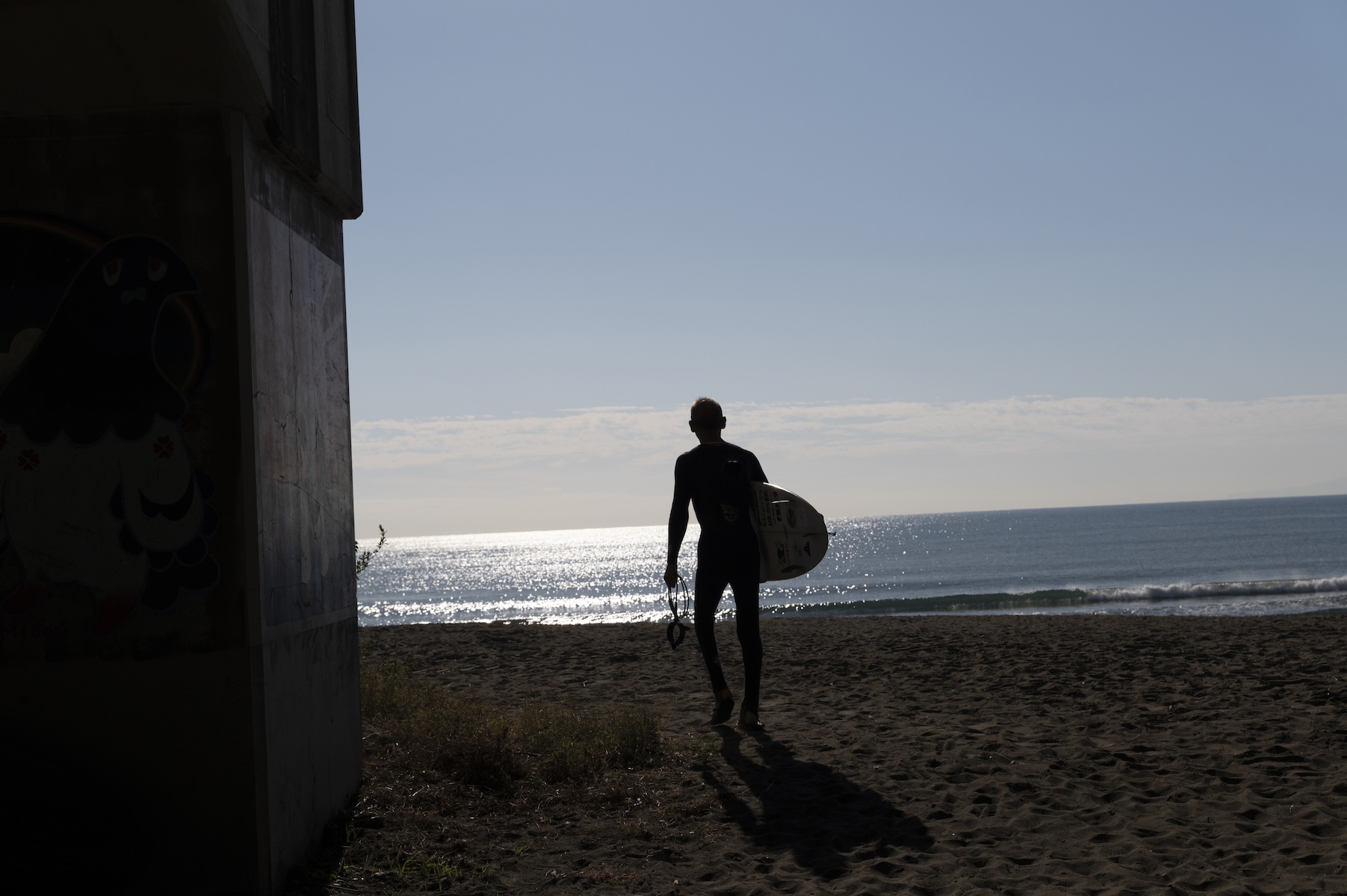 国道134号線の高架を潜って、大磯の海岸へ向かう。