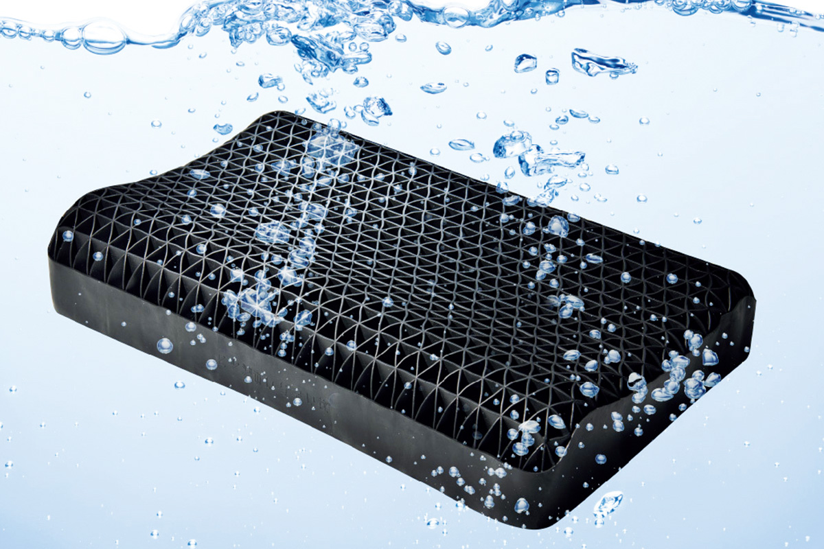 枕を水につけている画像