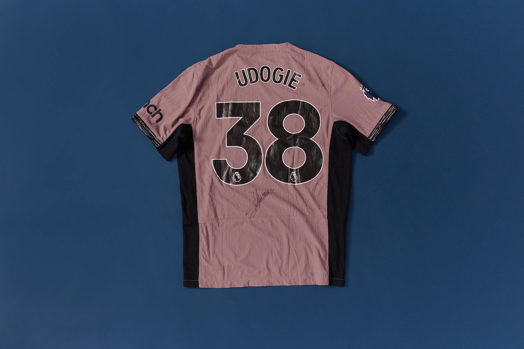 クイズプレーヤーの伊沢拓司さんが愛用するトッテナムホットスパーのユニフォーム