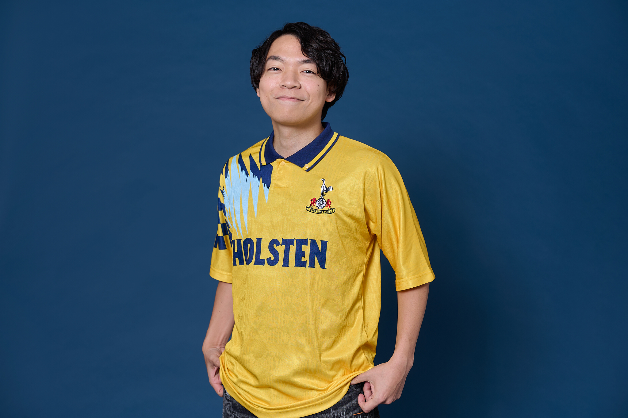 クイズプレーヤーの伊沢拓司さんがトッテナムホットスパーのユニフォームを着ている写真