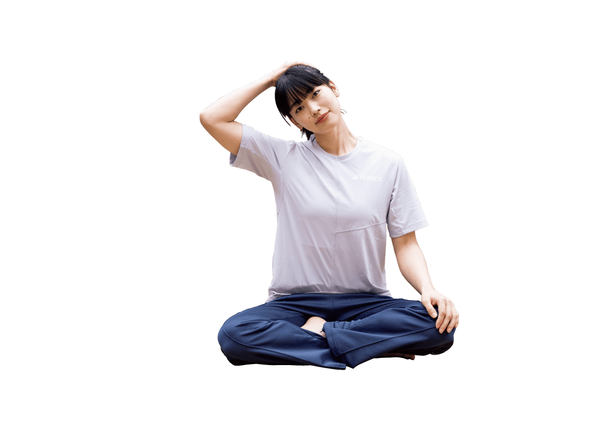 あぐらを描いて首に手を当て斜めにストレッチする画像