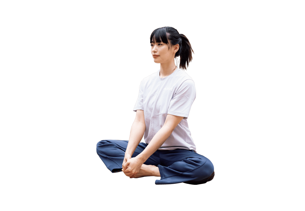 座り足の裏を合わせ手で持っている画像