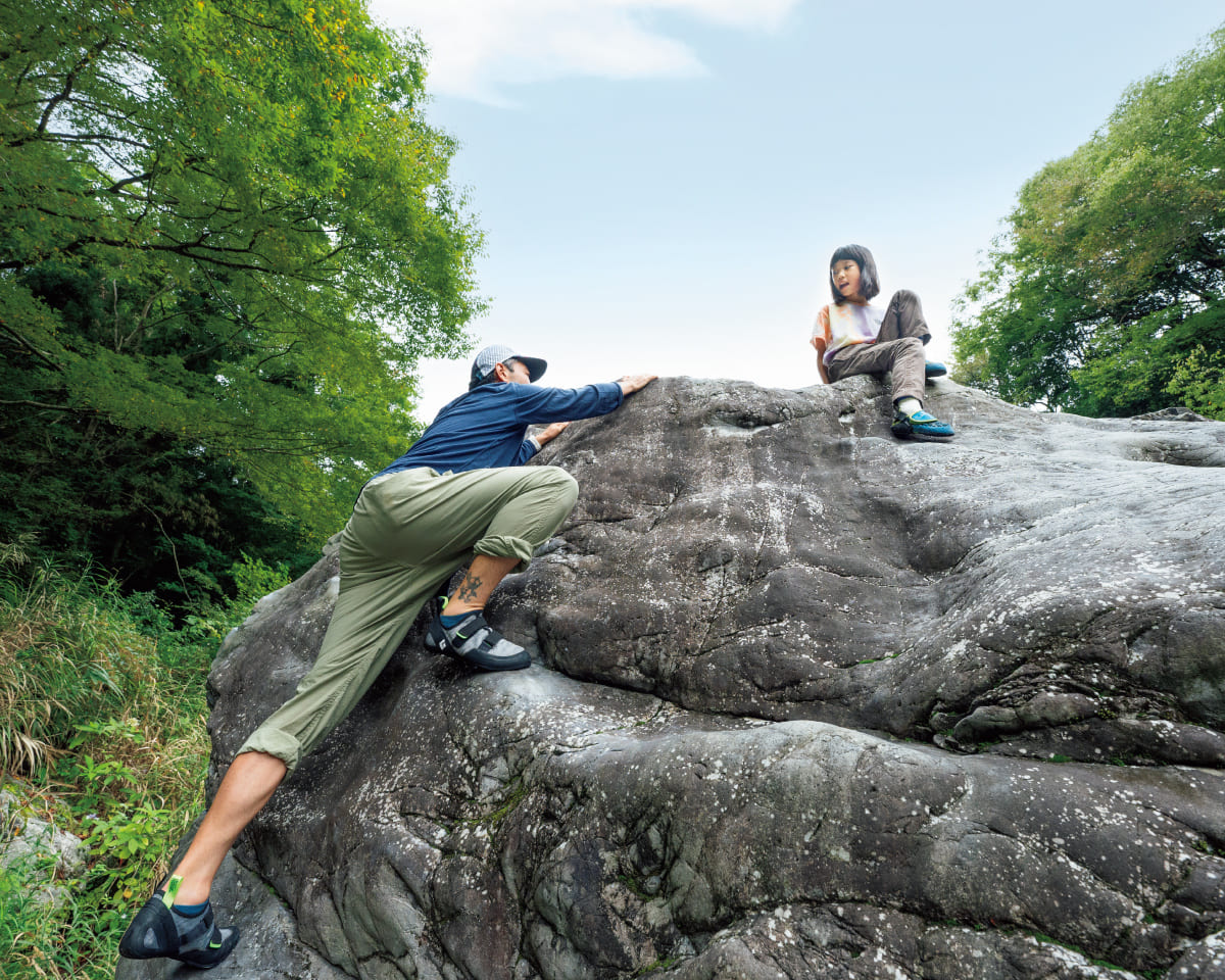 岩に上に六花さん、ボルダリング中のお父さん