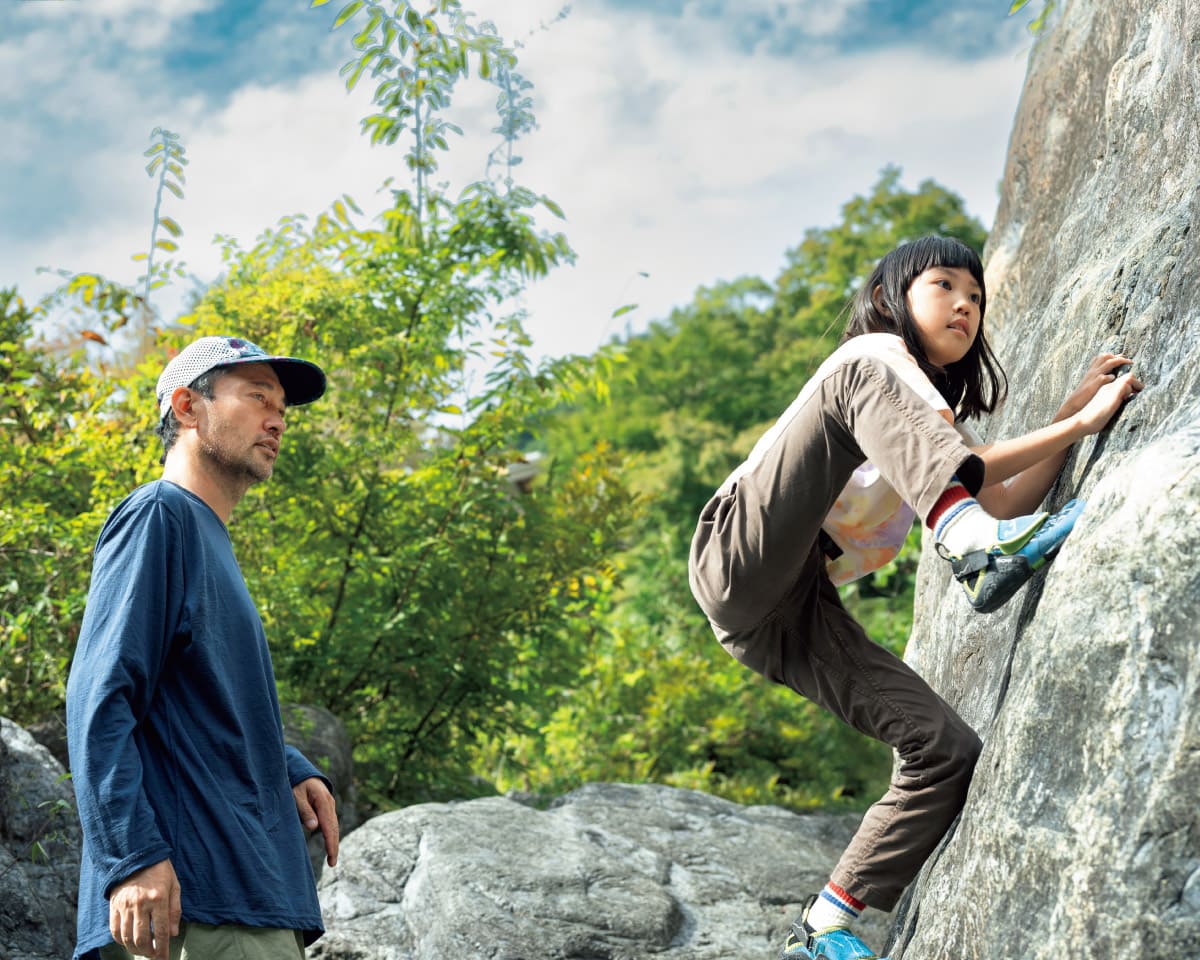大自然のボルダリングで我が子の成長を見守る。