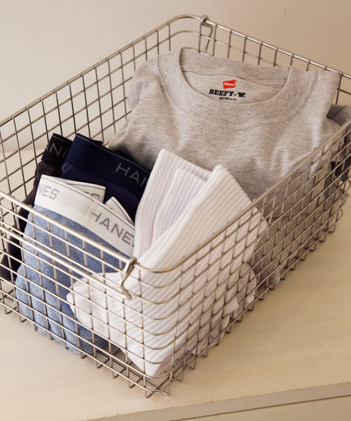 バスケットに着替えの洋服が入っている