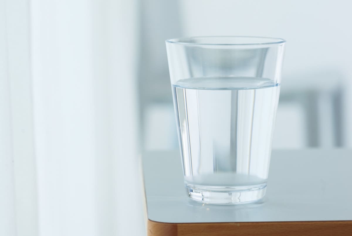 グラスに水が入っている画像