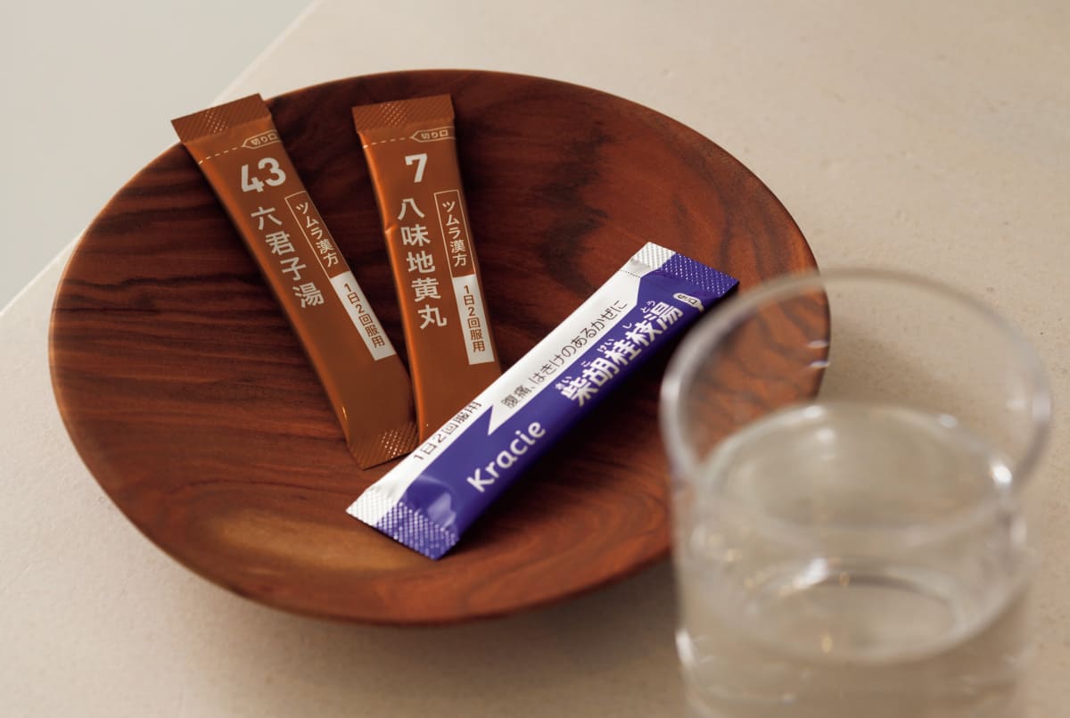 漢方の薬と水の入ったグラス