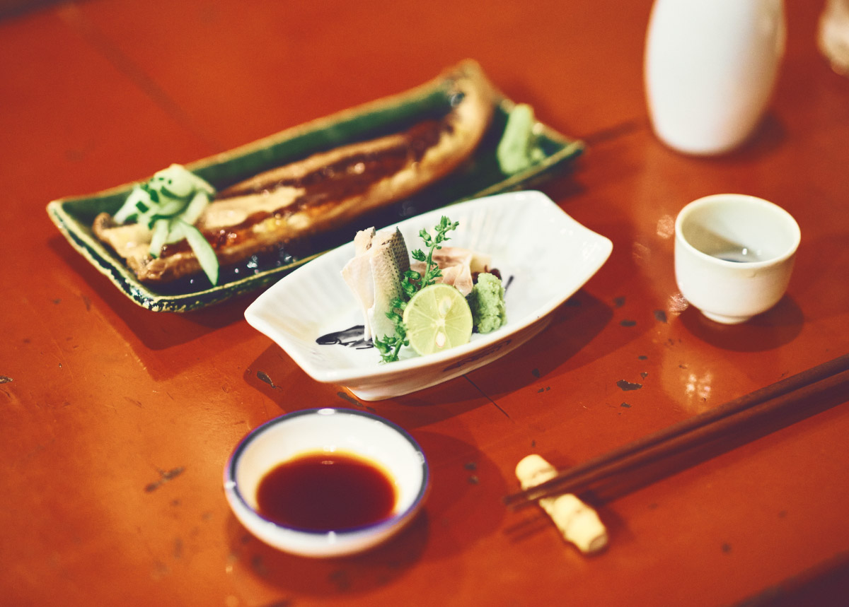 煮穴子と小肌と日本酒の写真