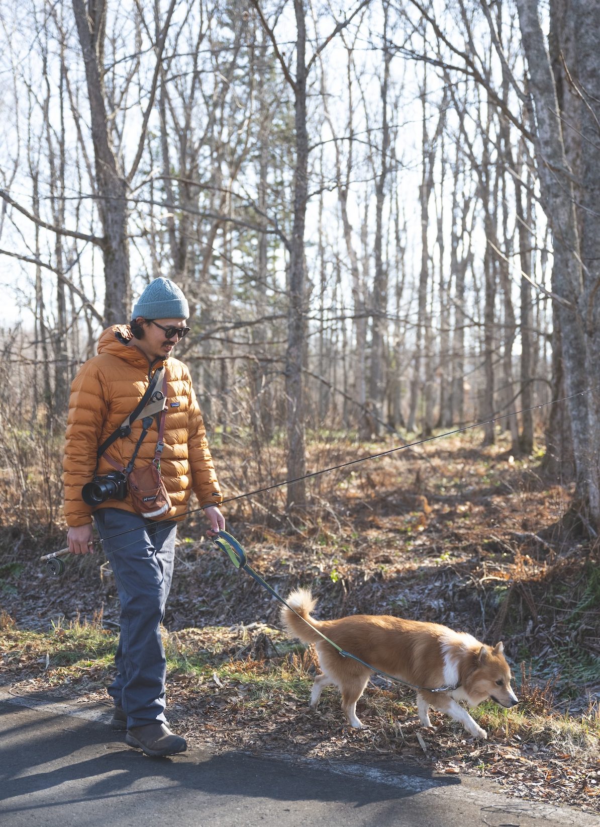 雑種犬ラックのリードを持って歩く、鑓野目純基さん