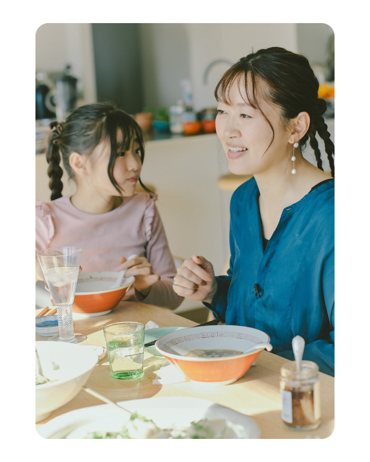 合わせだしラーメンをすすりながら、坂本美雨さんと“ダメな大人”を知ることの大切さを考える。｜麻生要一郎のテーブル・トーク