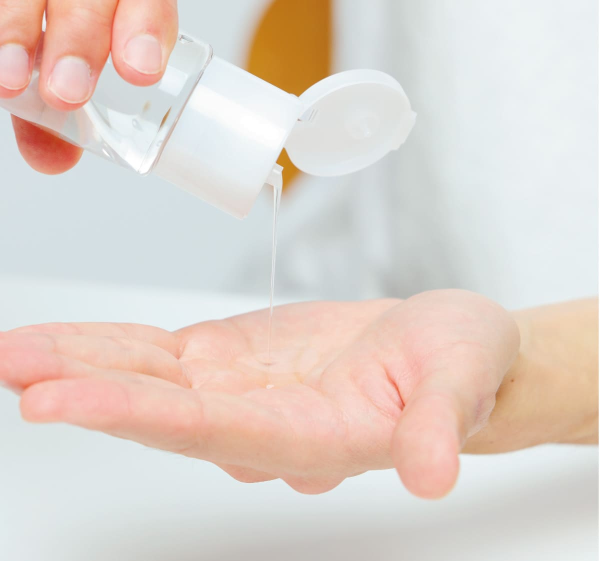手のひらに化粧水を出している様子