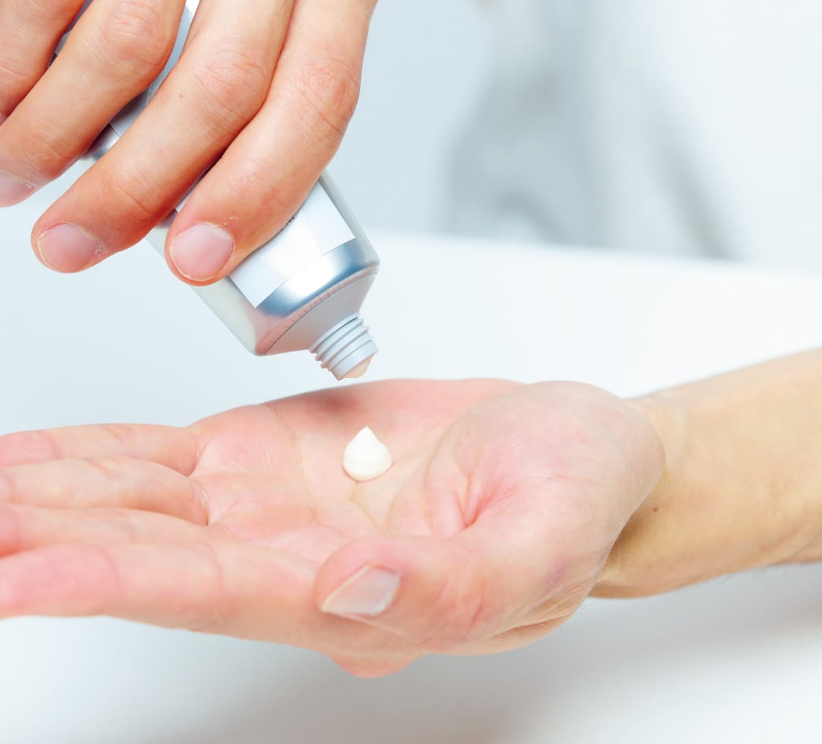 手のひらに日焼け止めを出している様子