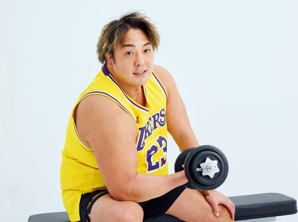 ダンベルを使いトレーニングする大串拓也