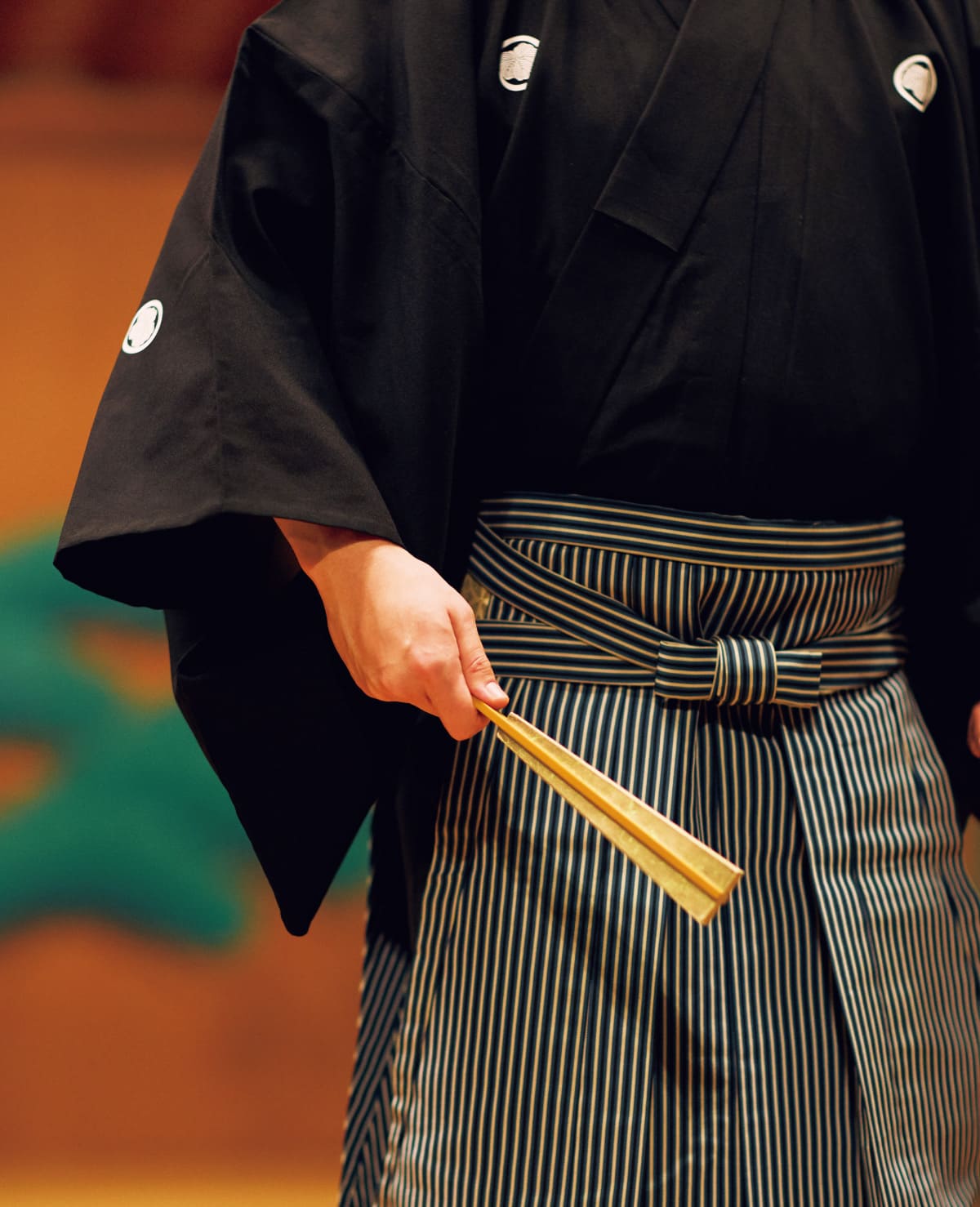 小道具の扇は、小指に重心を預けて握る画像