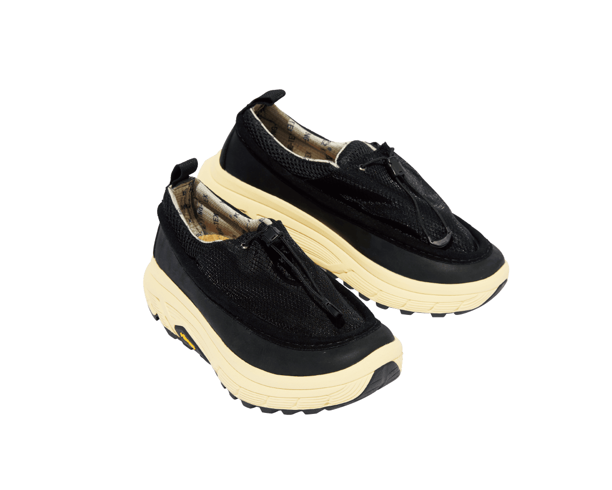 〈pg〉のスニーカーで、春の山道を読み切る。