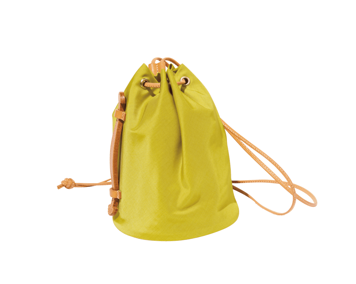 ちょっとした外出も〈AURALEE MADE BY AETA〉のショルダーバッグで小粋に。