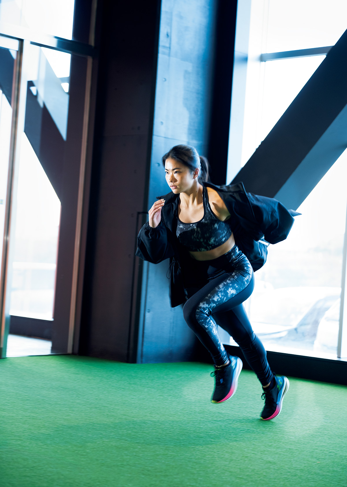 吏紗（Tsukasa）がアンダーアーマーのウェアを着てダッシュしている姿