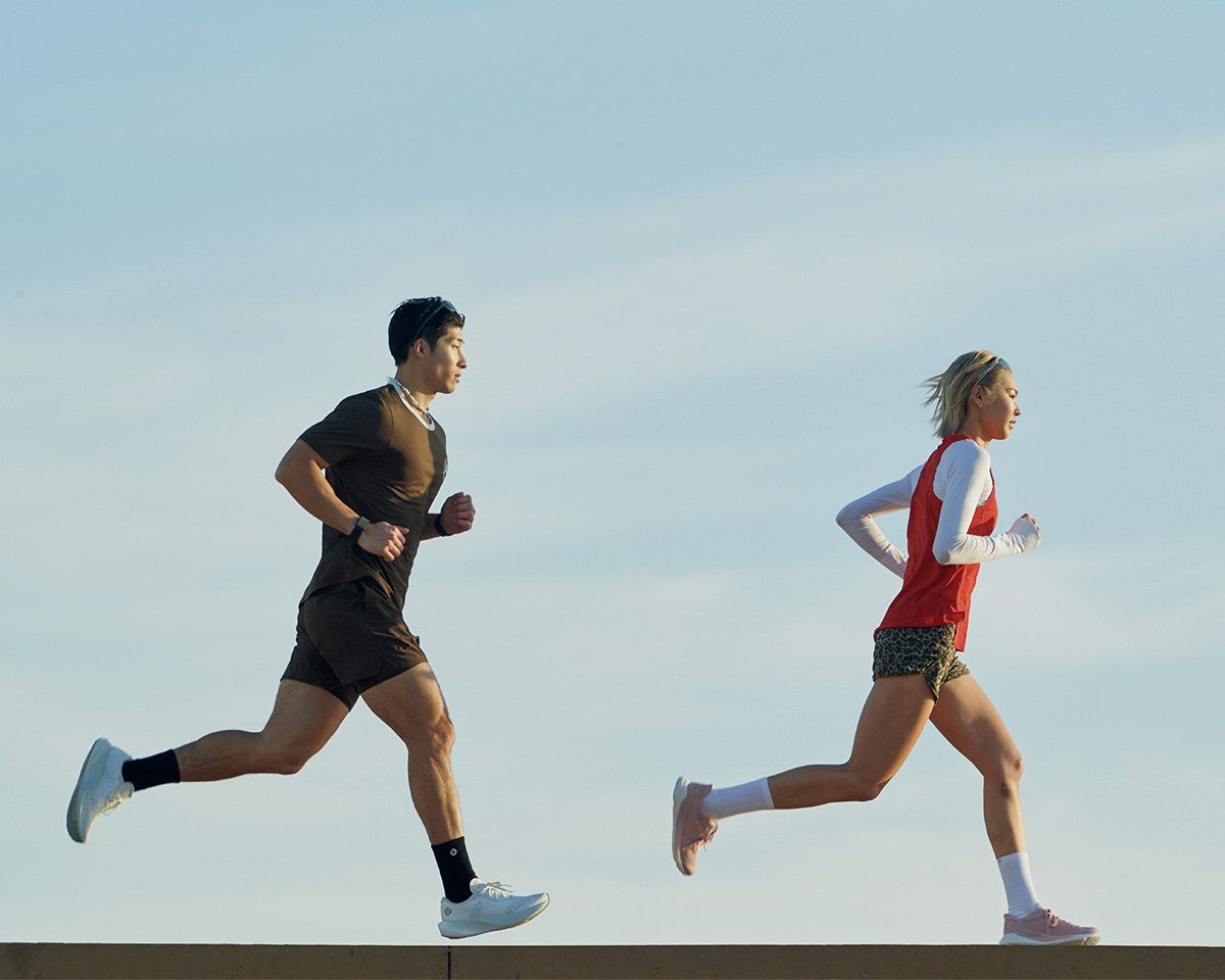 青空の下、shotaと小山春香が走っている画像