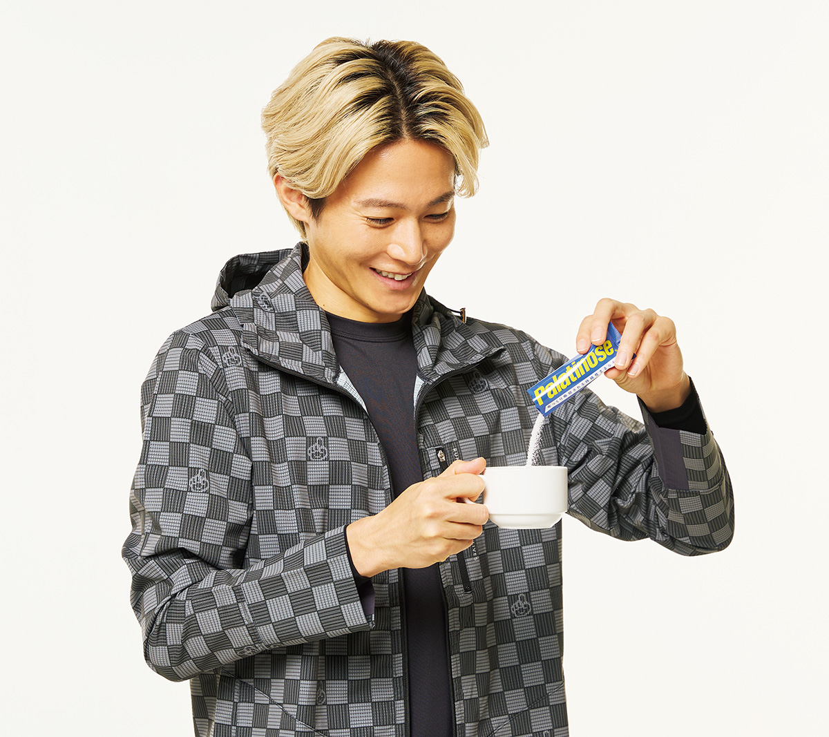 カップにパラチノースを入れている姿