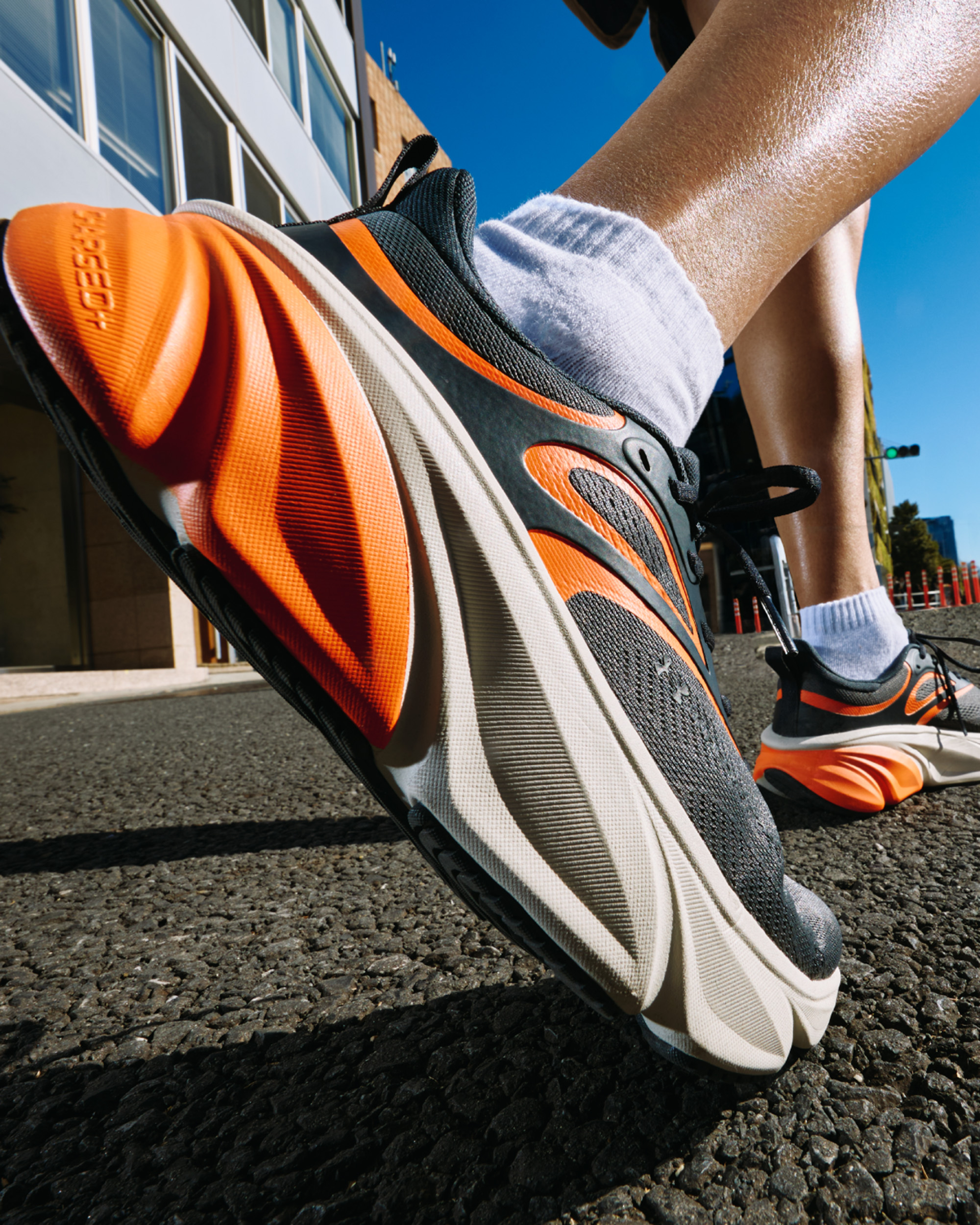 [PR]用途に合わせて靴自らが変化するシューズ《UA ROGUE 6》が新登場。“知能を持つクッション” の履き心地を〈ABCマート〉で試そう！