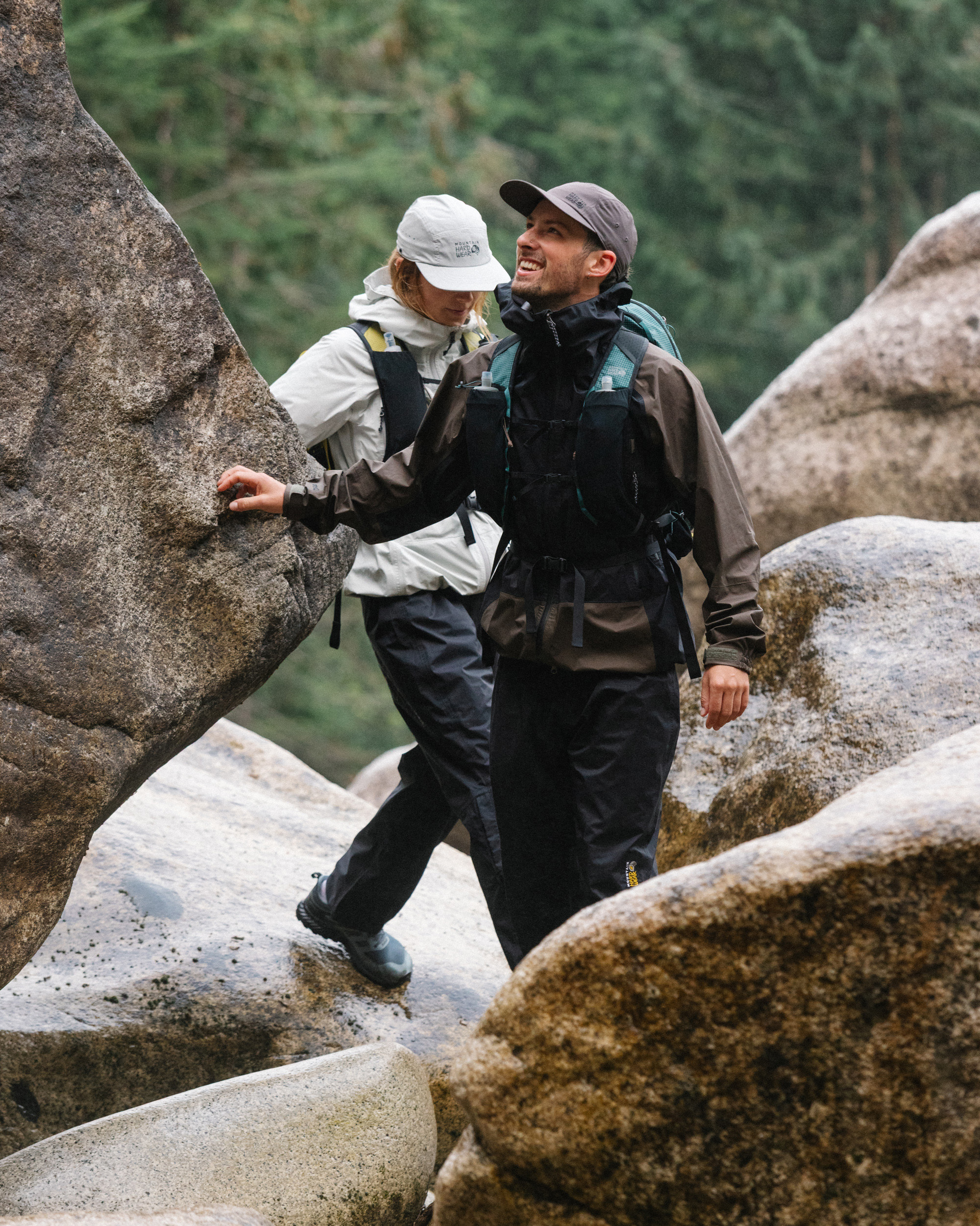 [PR]雨を通さず、中の湿気は逃す。〈マウンテンハードウェア〉独自の防水透湿機能「DRYSPELL」搭載のレインウェア《Cohesion Jacket》が登場。