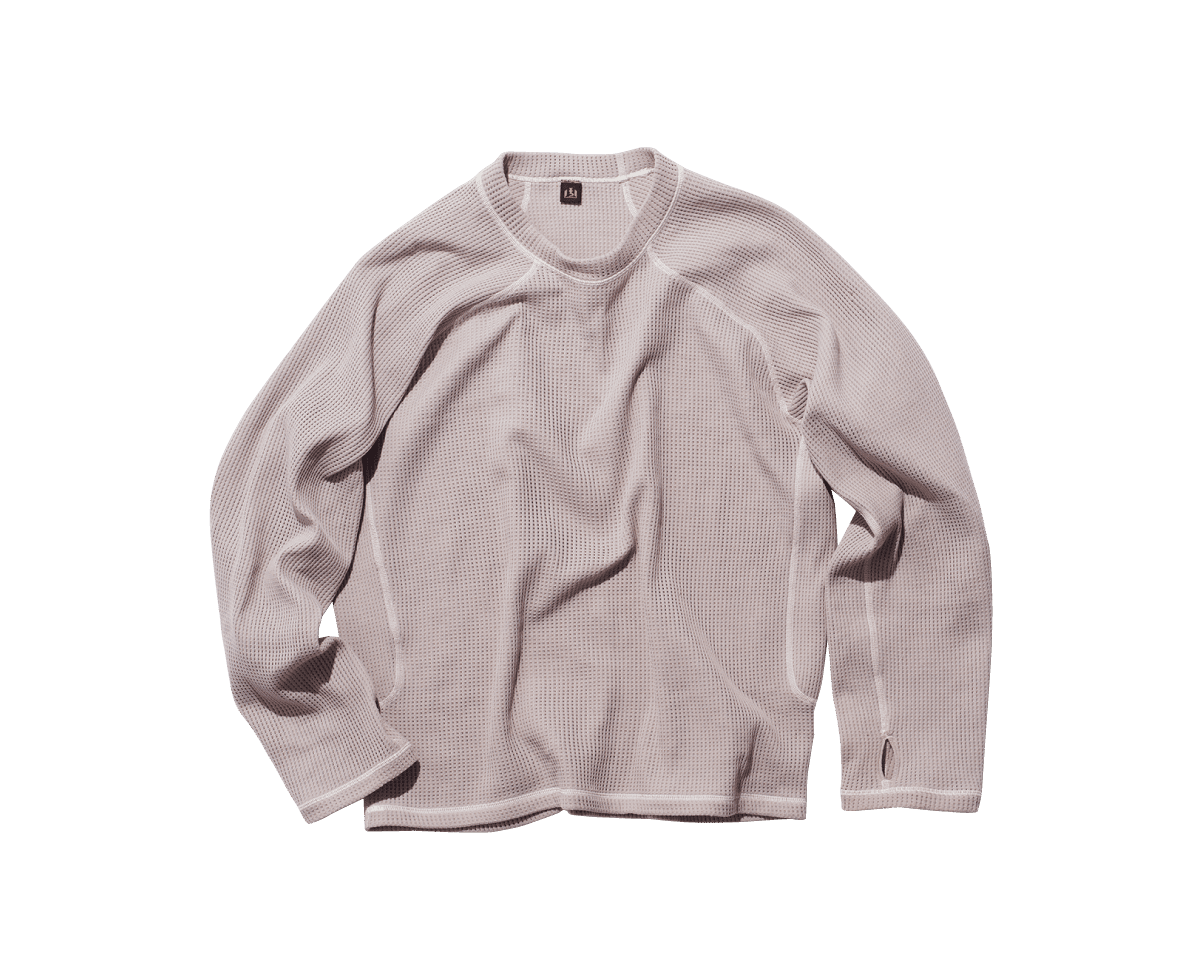 〈山〉のメッシュTシャツで、オーバーヒートを回避。