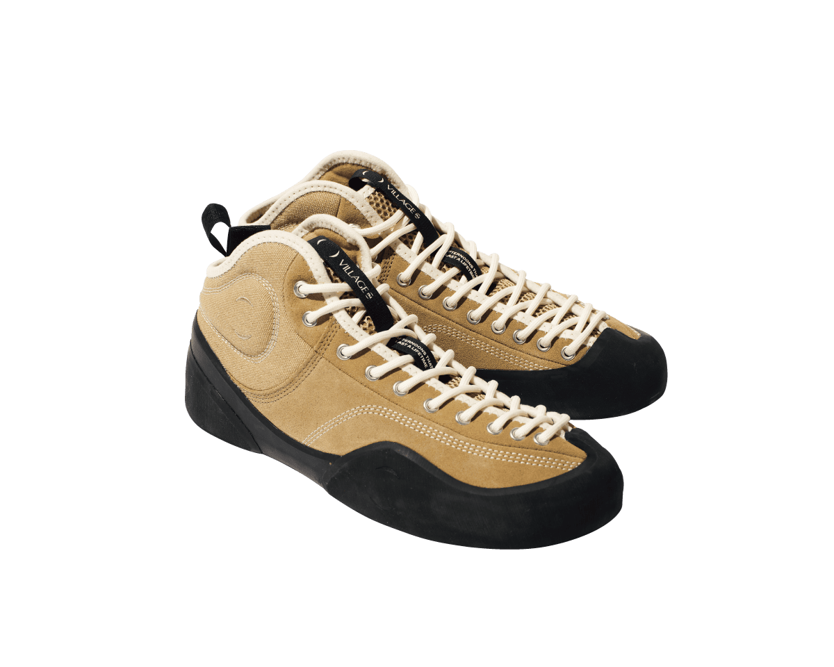 強く蹴り出す“一歩”の安心を確保する〈Village PM〉のシューズ。