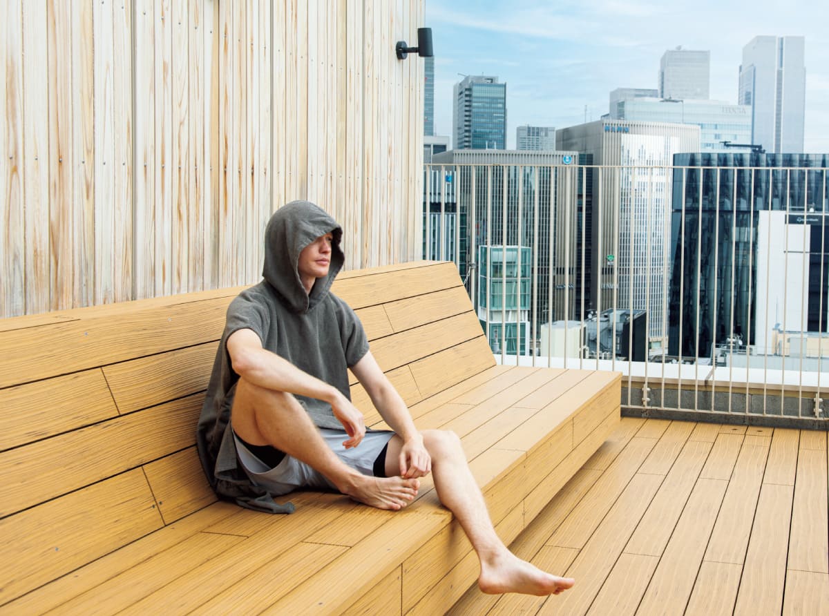 外気よくしている男性