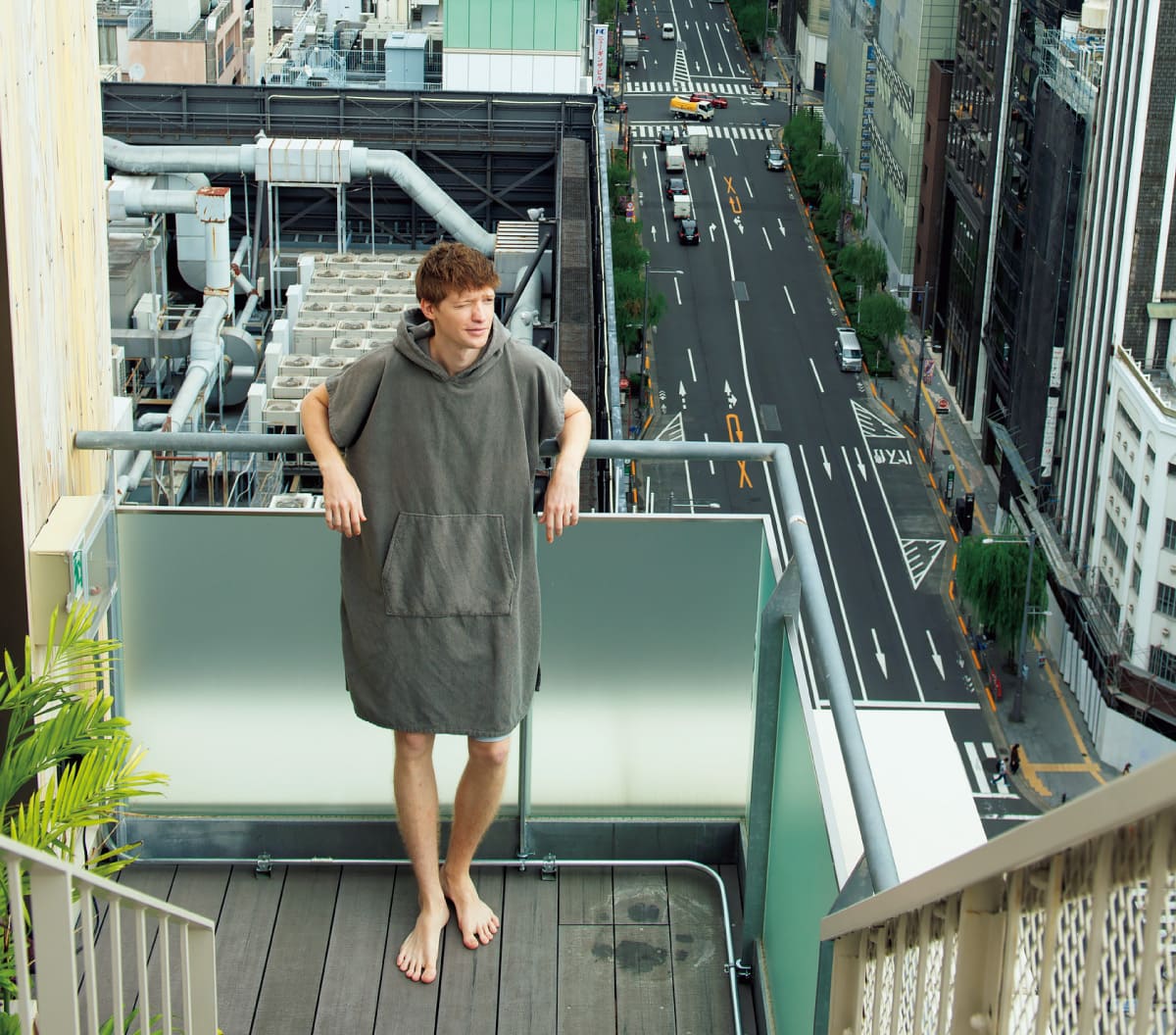 外気よくしている男性の画像