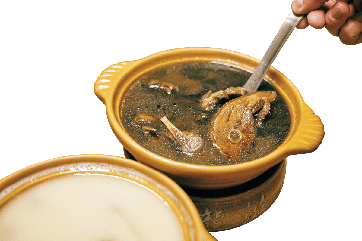 雞膳食坊(ロンシエンチュィ) 師大總店の薬膳鶏