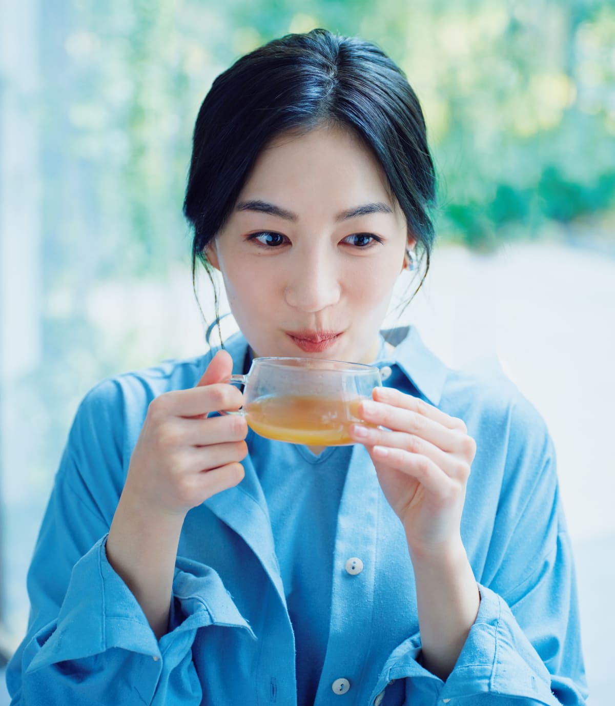 煎じた漢方を飲んでいる様子