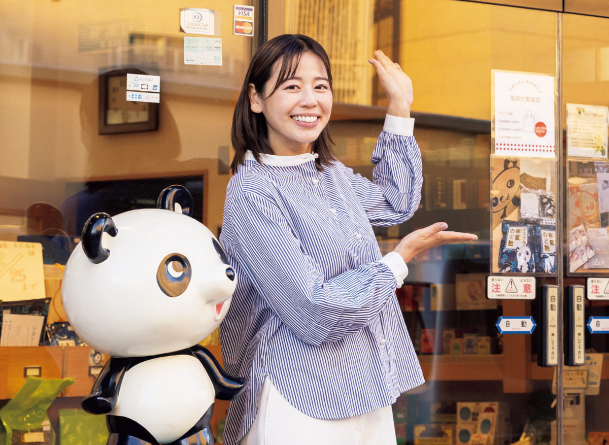 〈漢方ツヅノ薬局〉を訪れた坂口佳穂さんの様子