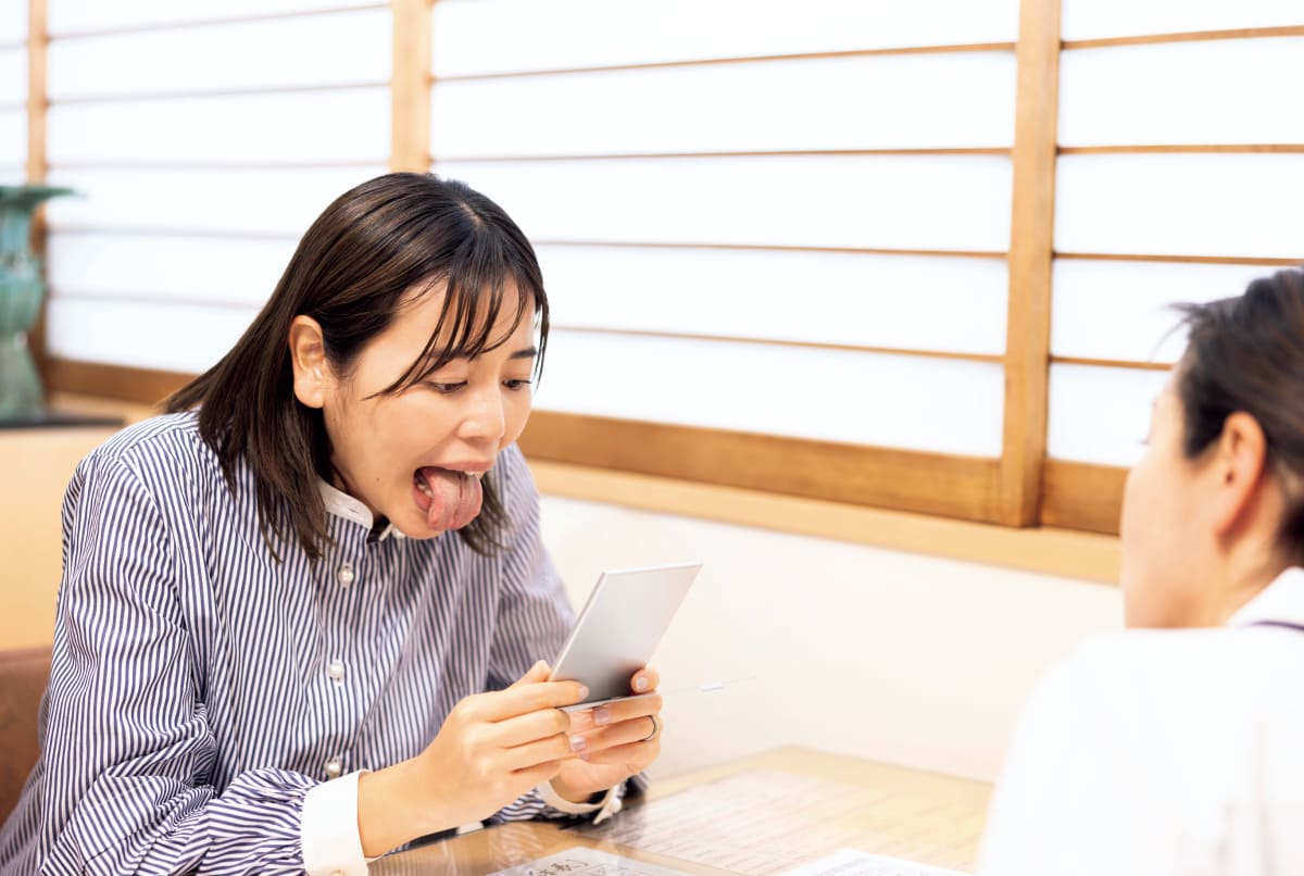 舌を観察している様子