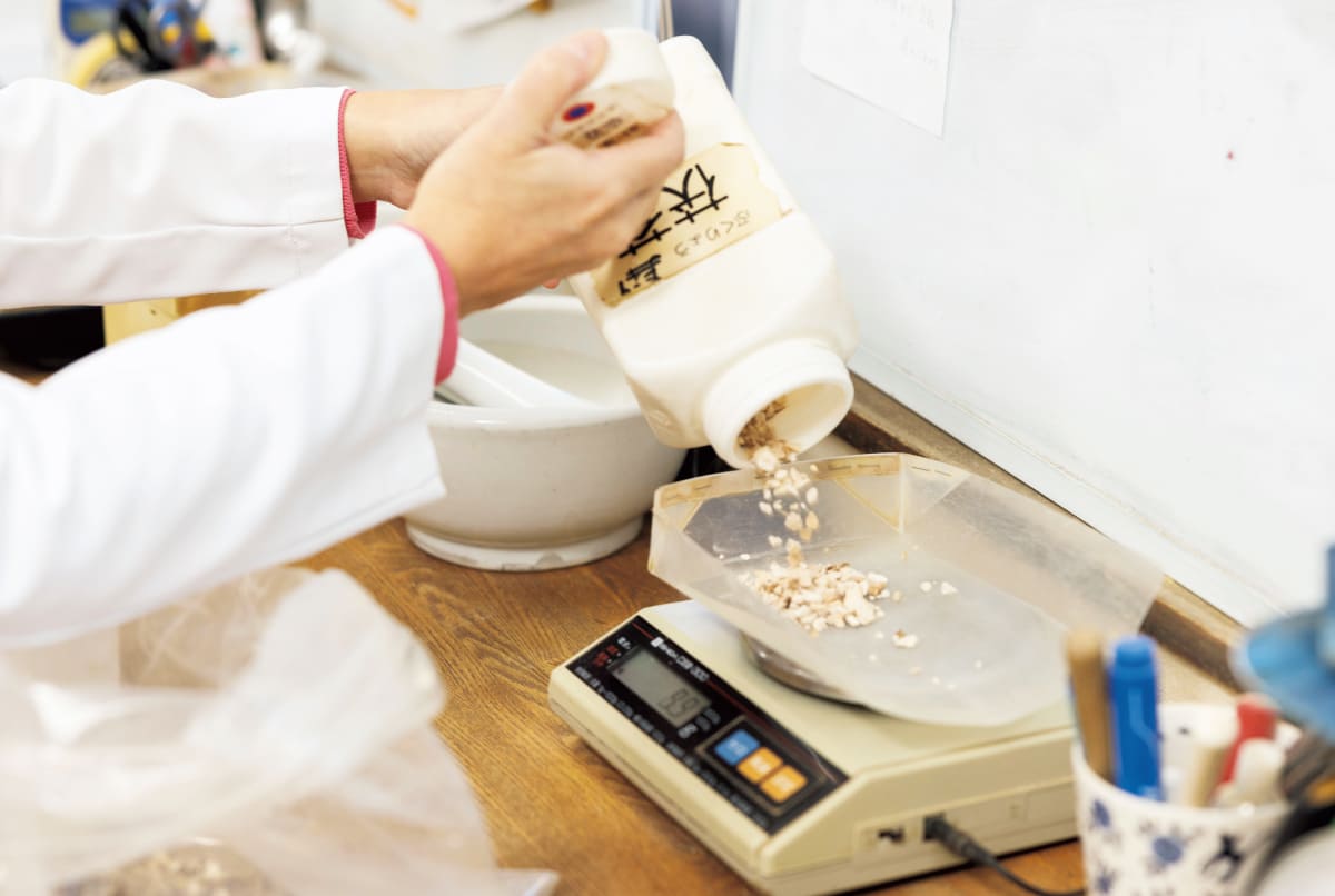 漢方を準備している様子