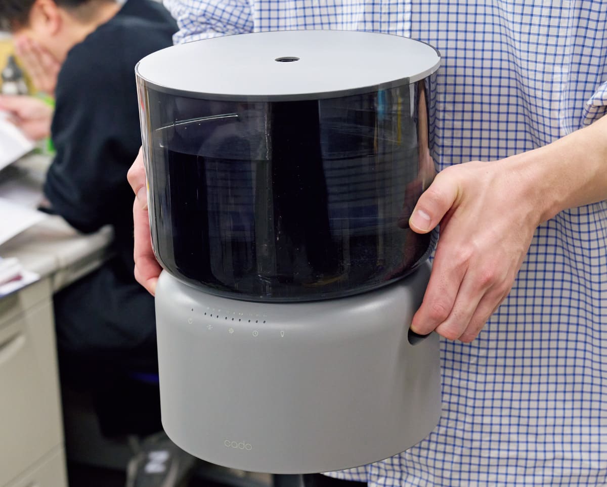 cadoの加湿器を持っている画像