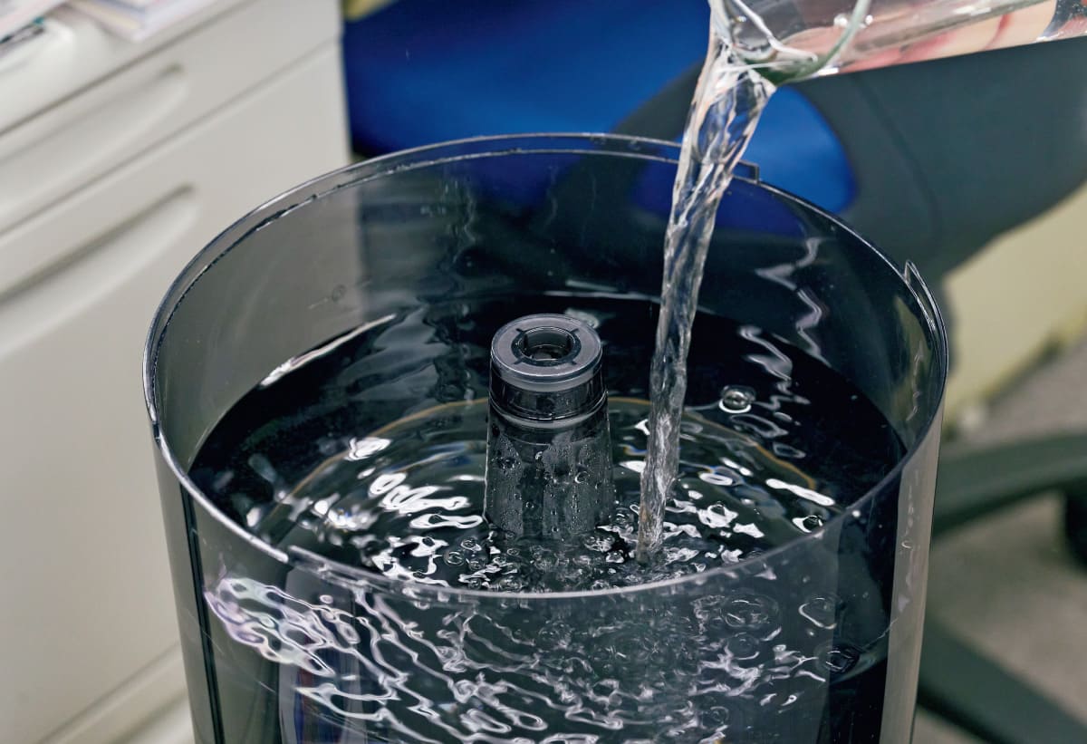 蓋を開き水を入れている画像