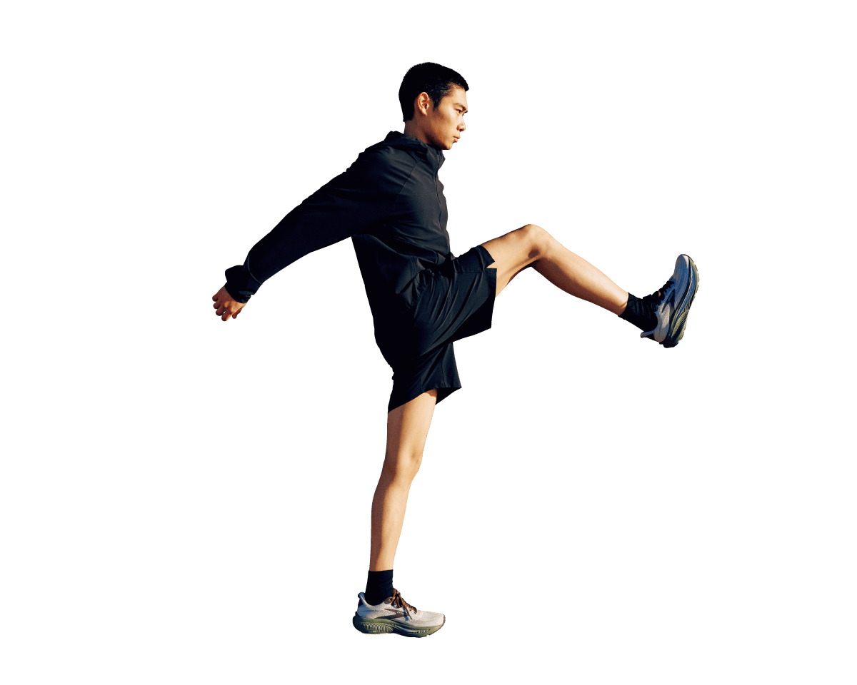 腿上げをしている男性