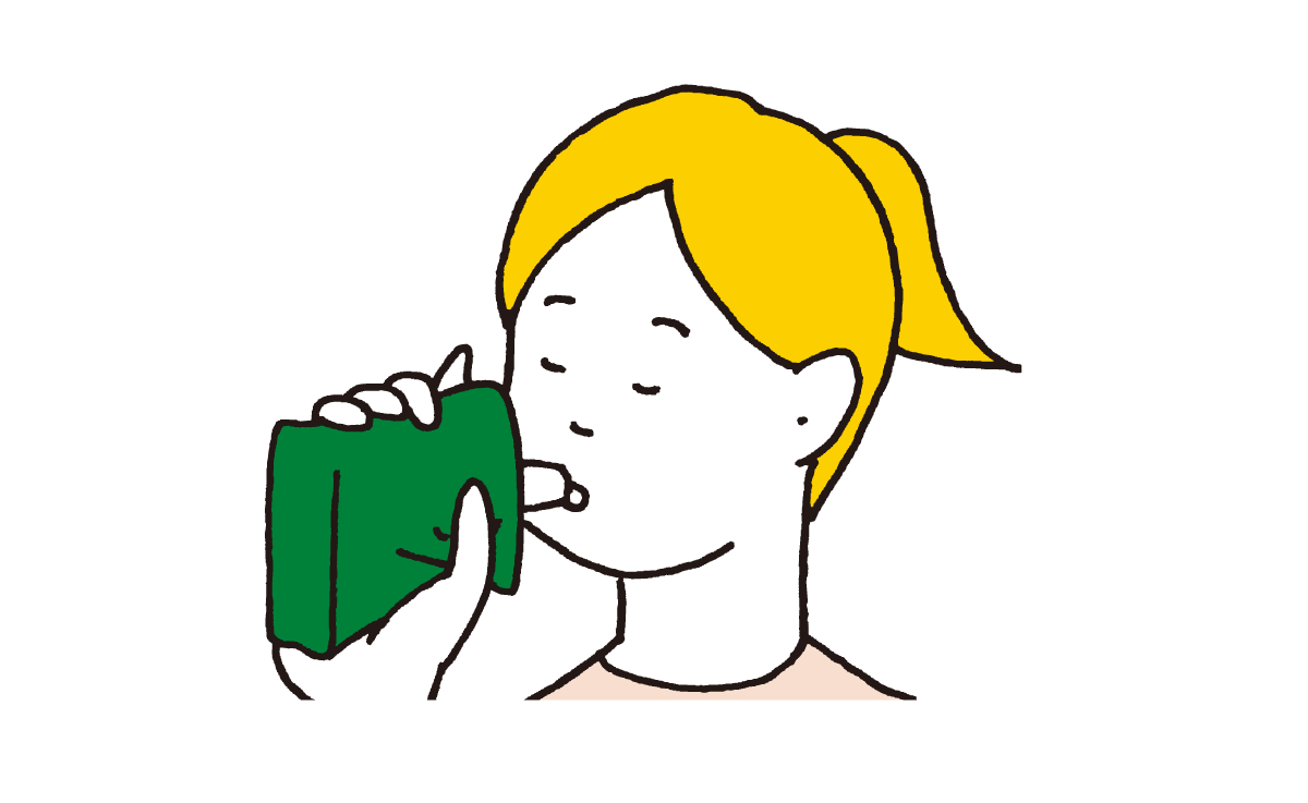 ミネラルの入ったドリンクを補給している様子