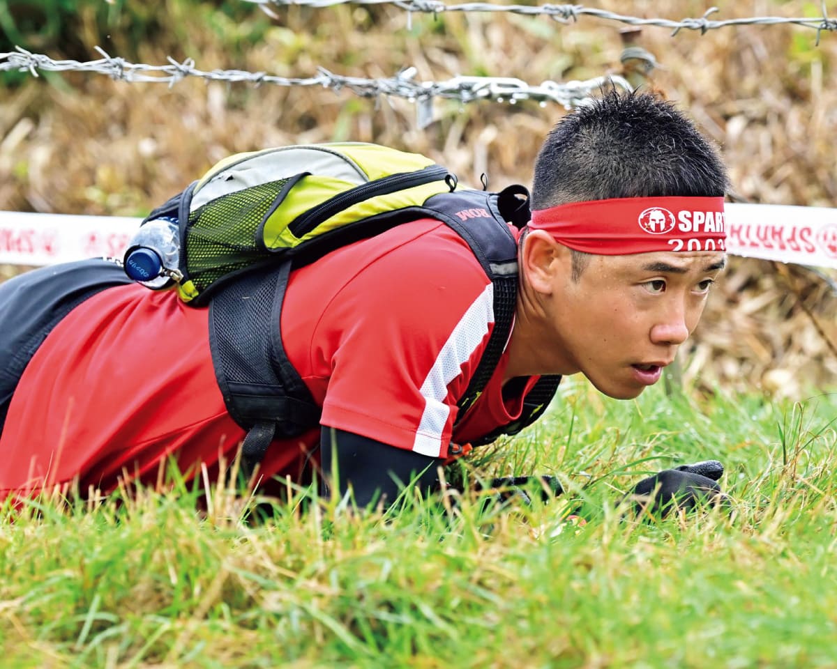 有刺鉄線の下をくぐり抜けるSPARTAN RACEの様子