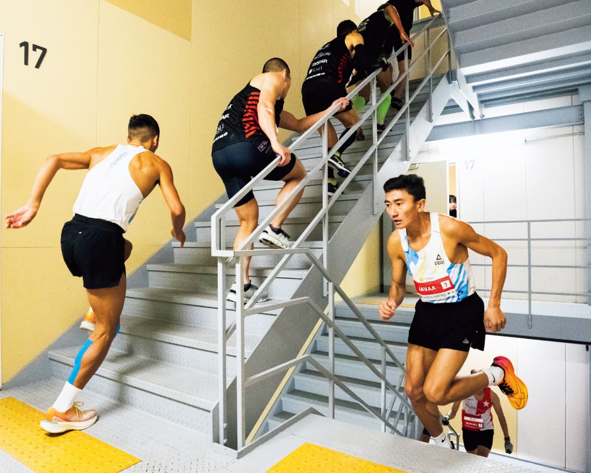 STAIRCLIMBINGの階段を登っている様子