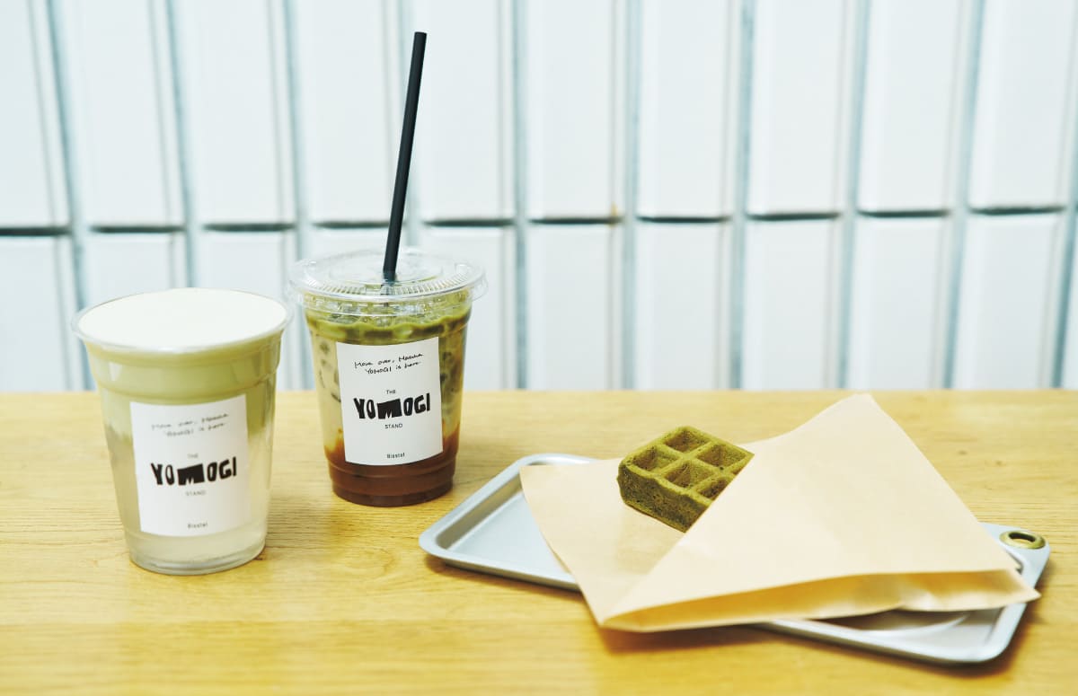 左から《ココナッツウォーターよもぎクラウド》930円、《ハーバルエリクサー(よもぎ&デーツ)》1,100円、《よもぎワッフル》650円