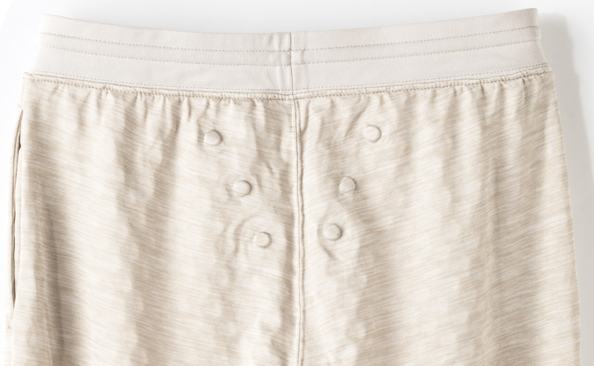 腰の部分に磁気がついている