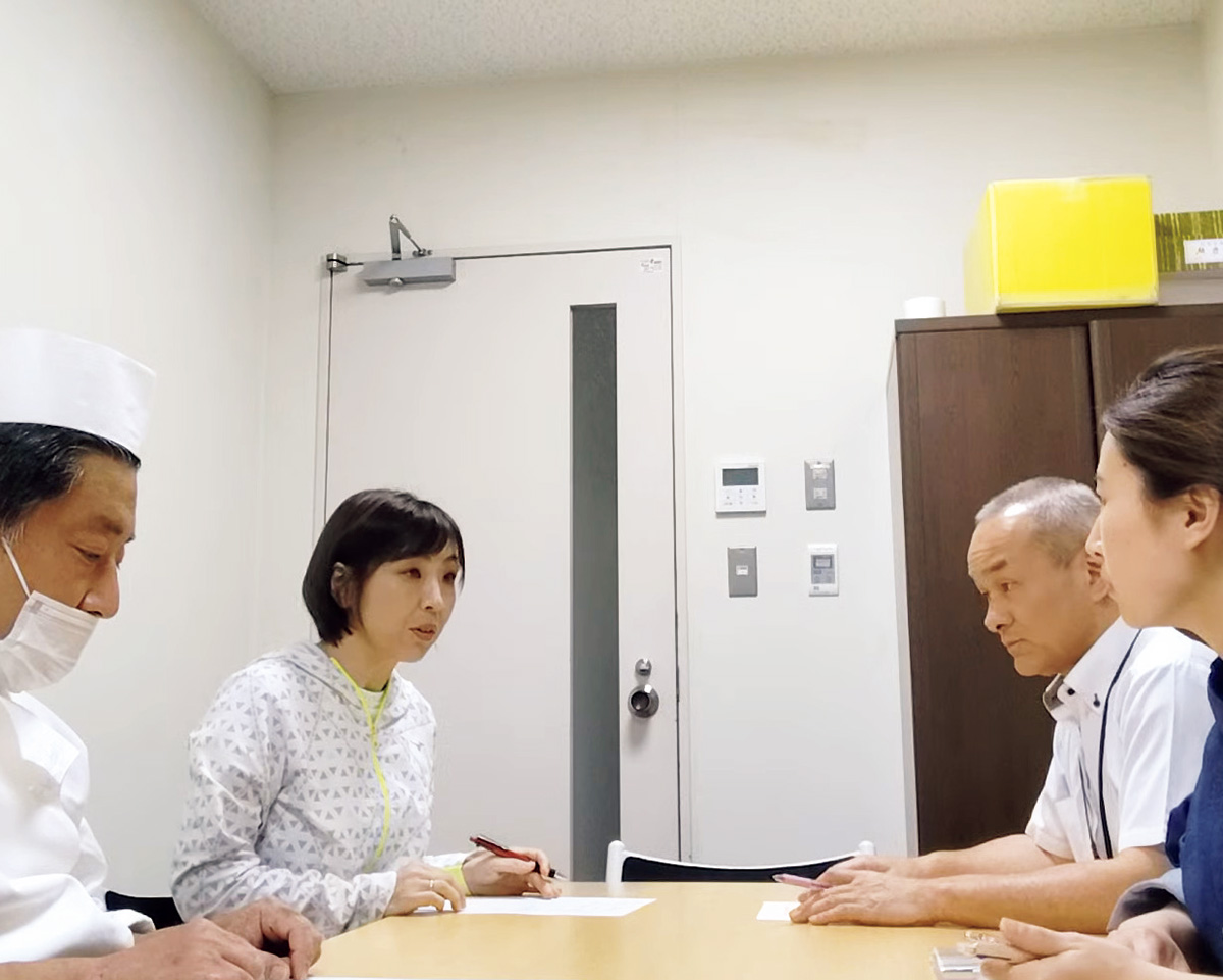 阪神タイガース選手寮〈虎風荘〉およびクラブハウスとの定例給食ミーティングの様子