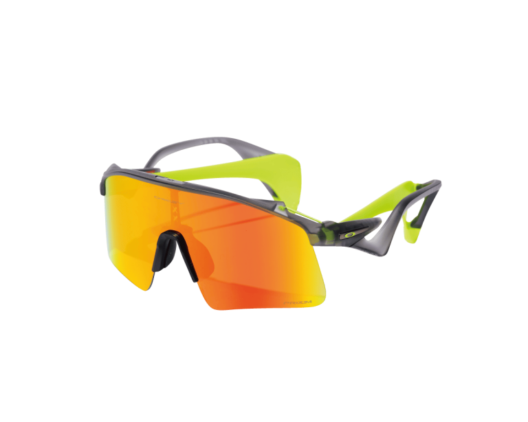 OAKLEY〉のサングラスはフィット感、カラー、視界も良好。