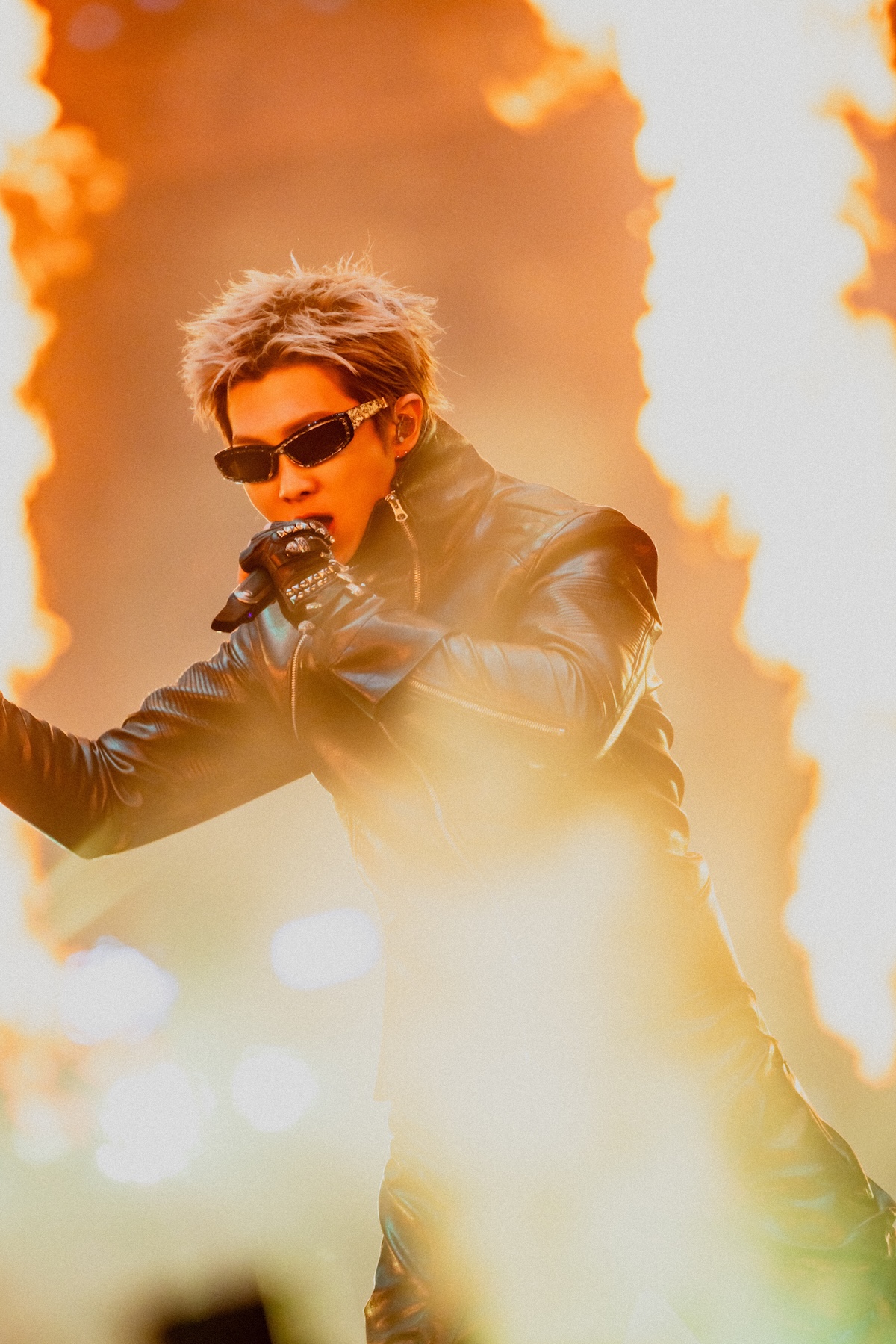 BTSのRMが力強く歌う様子。