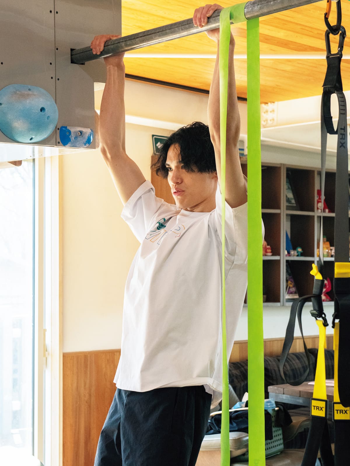 指はクライマーの命。腱鞘炎になるのを防ぐためにも、ケアは365日欠かさない。まずは指を1本ずつ揺らしてほぐす。痛気持ちいい程度に緩んだら、次に、セラバンドで各指にテンションをかけ、指全体の伸展と活性化を行う。この時、爪側ではなく指の腹側にテンションをかけないと破れやすい。
