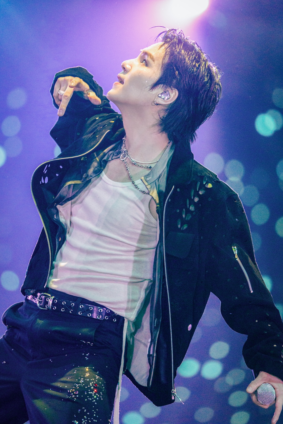 マイクを握るBTSのSUGA。