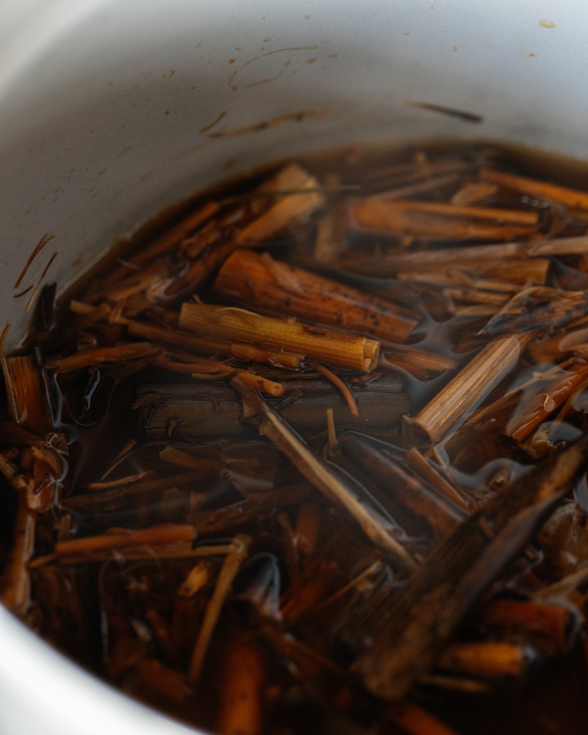 煮詰めている筍の皮。赤茶色に変色。