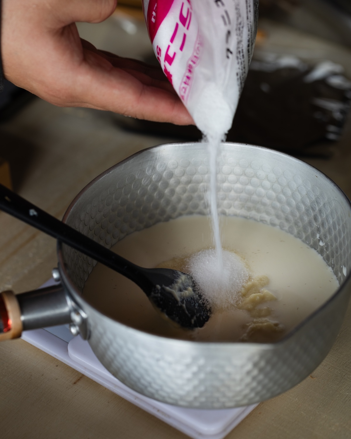 小鍋に、生クリームと砂糖、撹拌した筍ペーストが入っている。